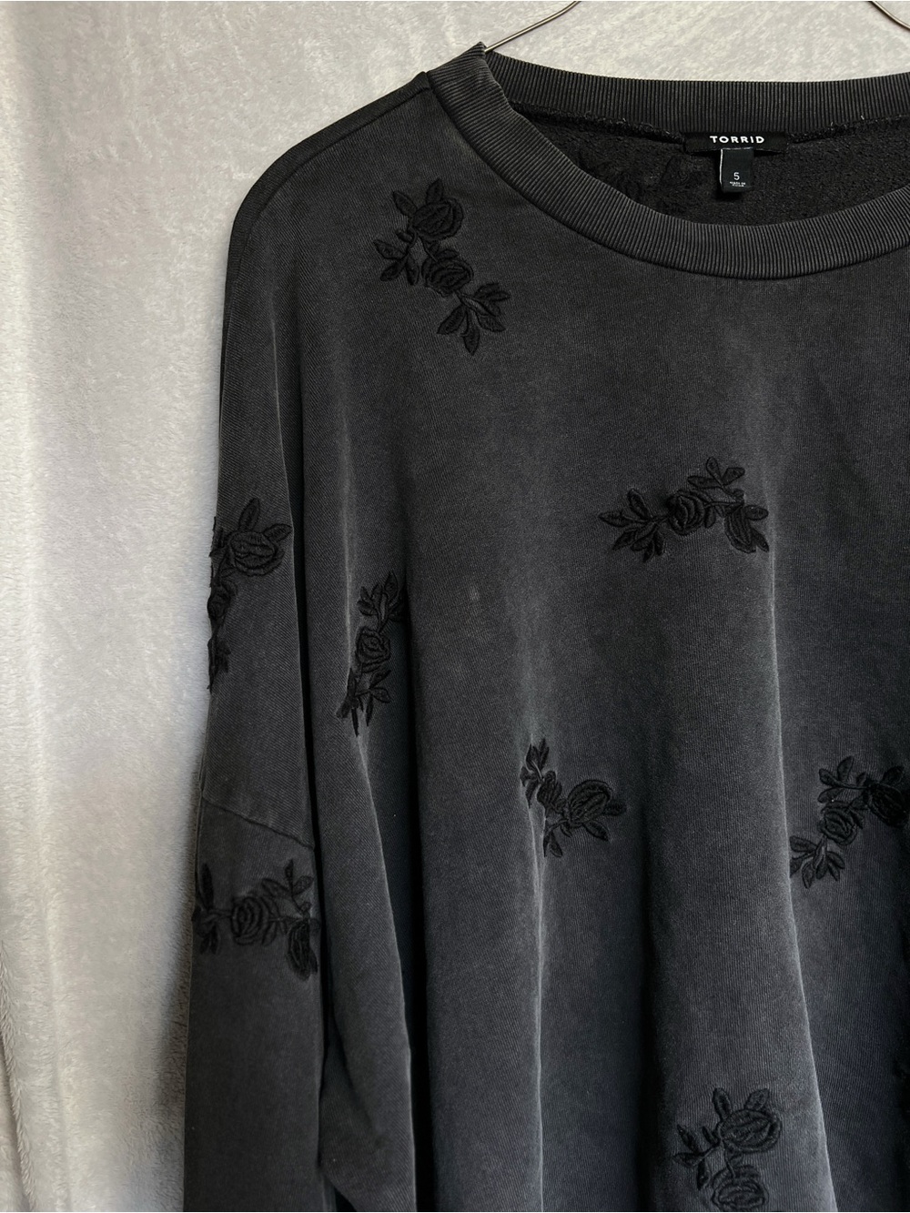 torrid Black Cropped Crewneck Sweatshirt with Tonal Floral Embroidery - Picture 4 of 6